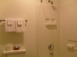 Combined shower/bathtub, free toiletries, hair dryer, towels - Shanico Inn (Lebanon)