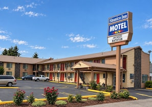 Un motel ShaniCo Inn con un letrero que indica disponibilidad de jacuzzi y bañera.