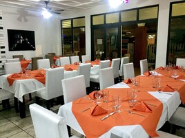 Se sirven desayunos, almuerzos y cenas; cocina internacional