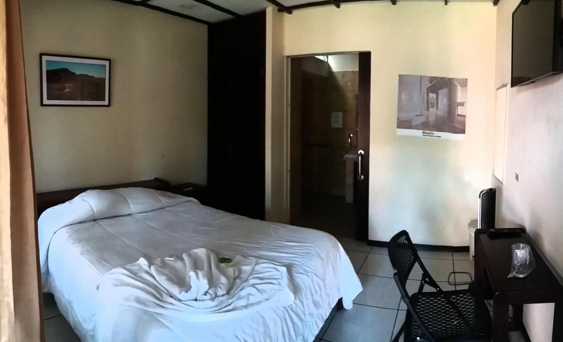 desk, free wifi, bed sheets