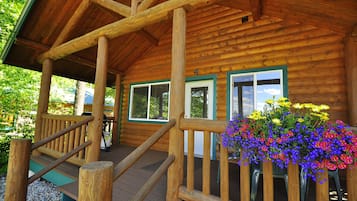 Standard 1 Bedroom Cabin | Terrace/patio