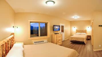 Kamar Single Standar, 2 Tempat Tidur Queen, pemandangan gunung, tepi gunung | Didekorasi berbeda-beda dan dilengkapi dengan perabotan berbeda-beda