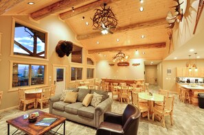 Lobby sitting area - Paddle Ridge (West Glacier)
