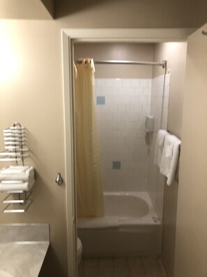 Habitación, 2 camas matrimoniales | Baño | Regadera, amenidades de baño gratuitas, secadora de cabello, toallas 