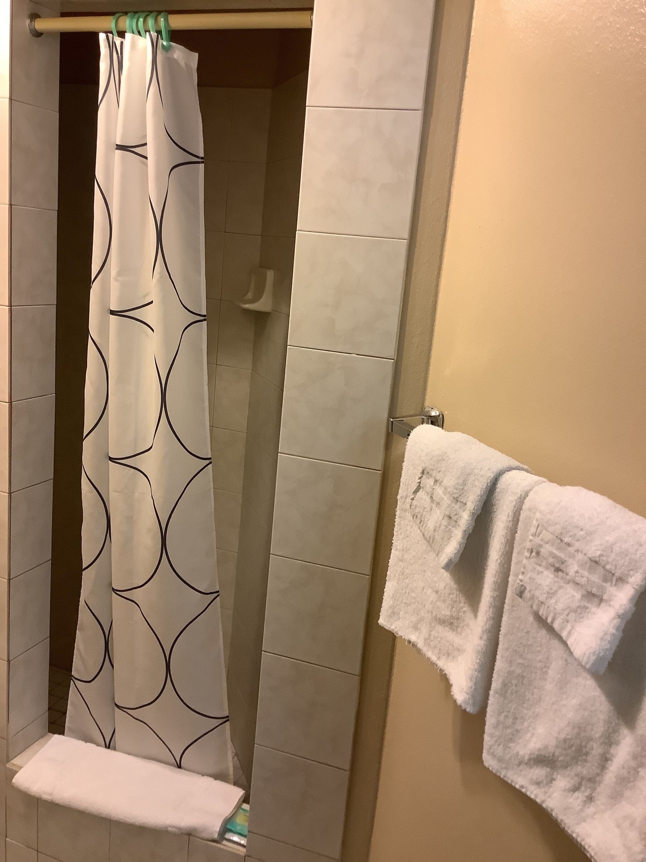 Værelse - 1 queensize-seng | Badeværelse | Bruser, gratis toiletartikler, hårtørrer, håndklæder