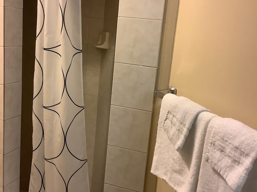 Room, 1 Queen Bed | Bathroom