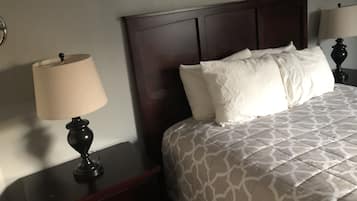 Room, 1 Queen Bed | Laptop workspace, iron/ironing board, bed sheets