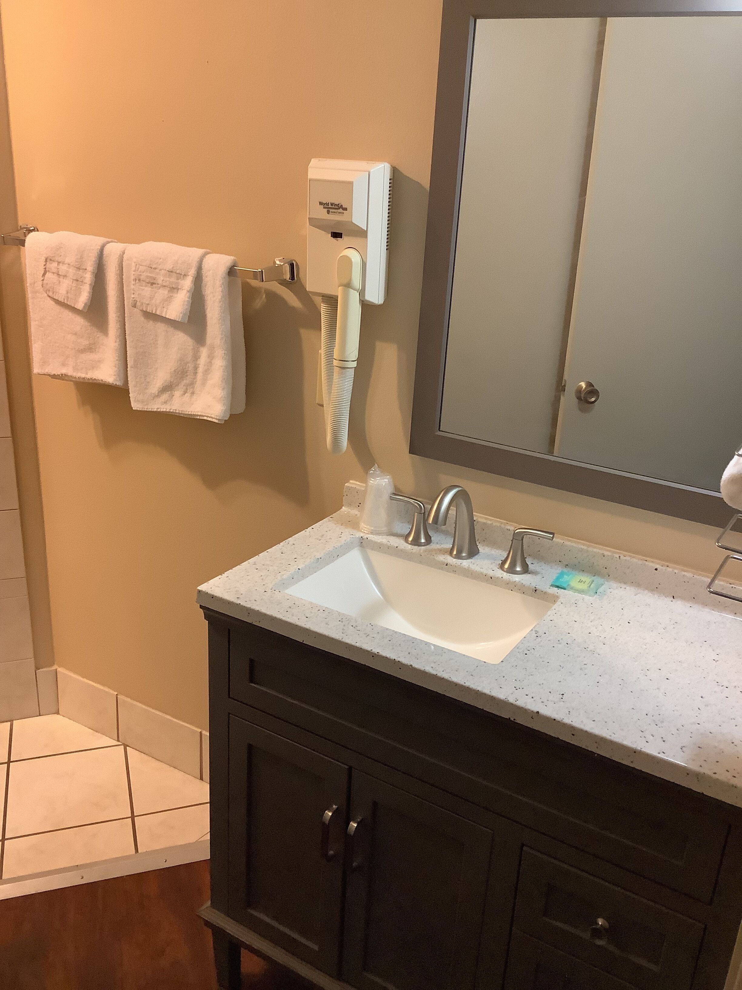 Zimmer, 1 Queen-Bett | Badezimmer | Dusche, kostenlose Toilettenartikel, Haartrockner, Handtücher