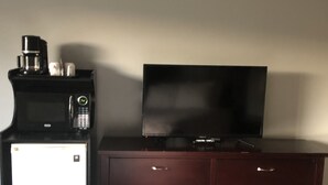A minibar with a coffee maker and a television on a wooden cabinet. - Riverside Inn Dallas (Dallas)