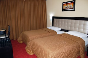 Habitació amb dos llits individuals estàndard | Roba de llit d'alta qualitat, caixa forta a l'habitació i escriptori