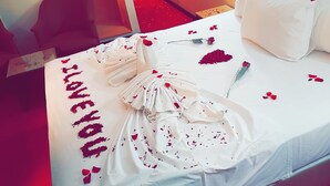 أغطية فراش متميزة وخزنة داخل الغرفة ومكتب وتجهيزات عازلة للصوت