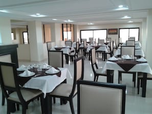 Breakfast, lunch, dinner served; local and international cuisine - Hotel Al Akhawayn (Oujda)