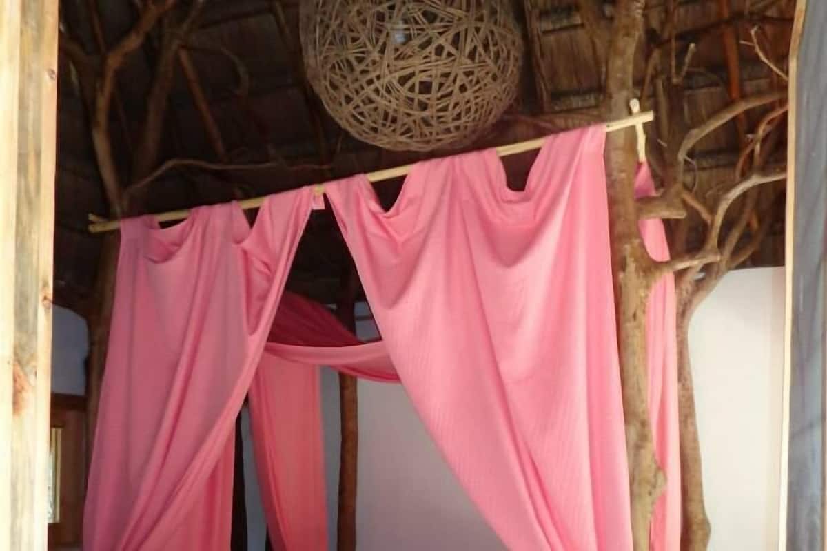 Kamar, 1 Tempat Tidur King, balkon | Brankas dan seprai linen