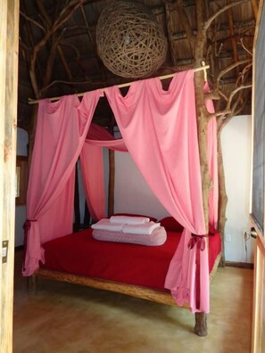 Room, 1 King Bed, Balcony | In-room safe, bed sheets - Casa Mango (Macario Gomez)