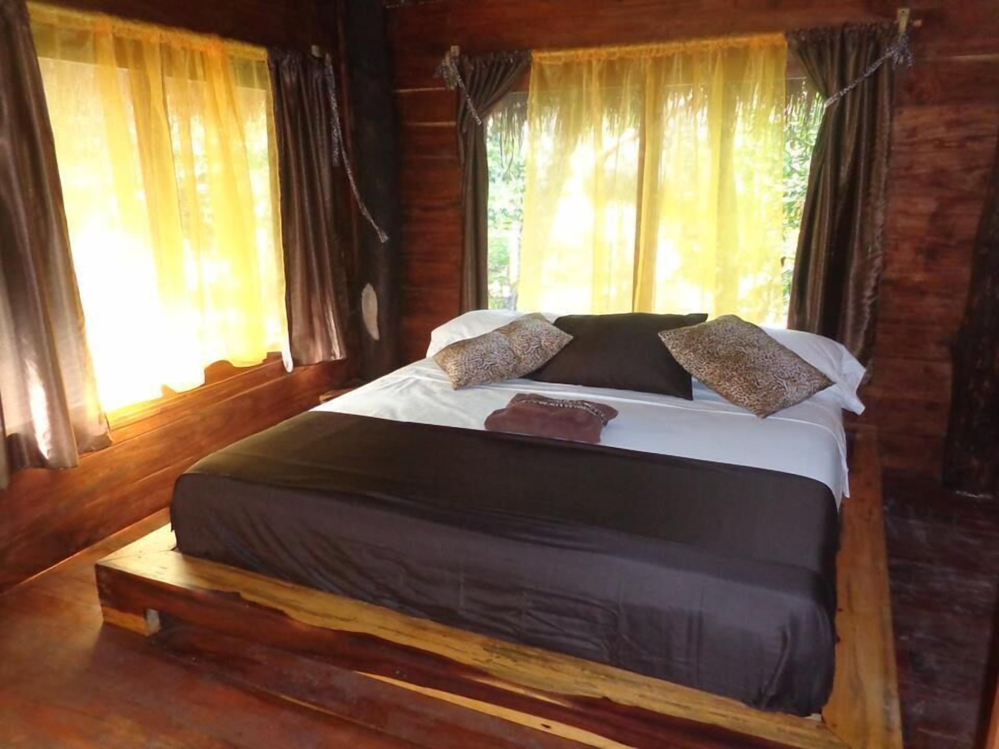 Triple Room | In-room safe, bed sheets