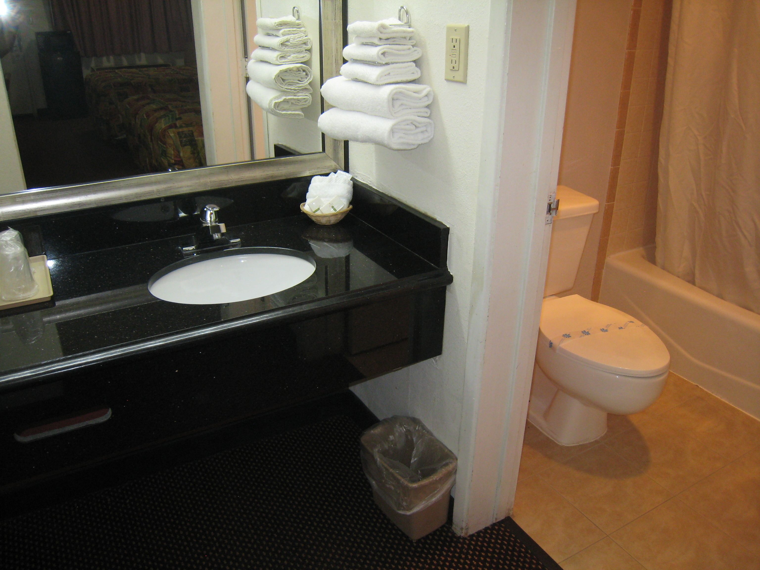 Chambre Standard, 2 grands lits | Salle de bain | Ensemble baignoire-douche, articles de toilette (gratuits)