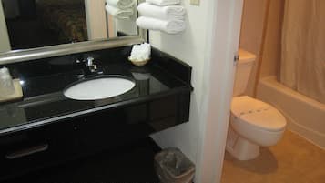 Standaard kamer, 2 queensize bedden | Badkamer | Een bad/douchecombinatie, gratis toiletartikelen, een haardroger