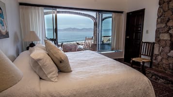 Habitación Deluxe, vistas al mar, junto a la piscina | 3 dormitorios, tabla de planchar con plancha, wifi gratis y ropa de cama