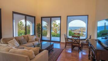 Villa de lujo | Tabla de planchar con plancha, wifi gratis y ropa de cama