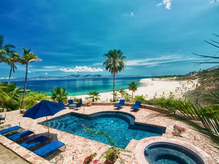 Alberca al aire libre y camastros