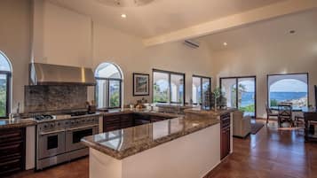 Villa de lujo | 3 dormitorios, tabla de planchar con plancha, wifi gratis y ropa de cama