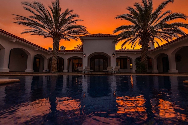 Luxe villa | Een strijkplank/strijkijzer, gratis wifi, beddengoed