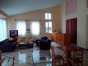 32–tuumainen taulutelevisio, jossa satelliittikanavat