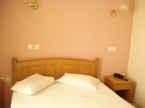 Bàn, phòng cách âm, bàn ủi/dụng cụ ủi quần áo 