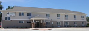 A two-story hotel with a covered entrance, multiple windows, and a sign indicating handicap accessibility. - Green Acres Hotel (Pittsfield)