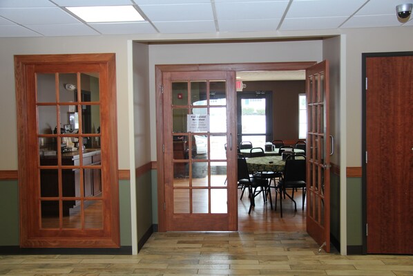 Free daily continental breakfast - Green Acres Hotel (Pittsfield)