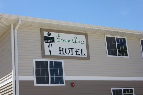 A hotel sign with the name "Green Acres Hotel" and a logo indicating it is a Green Star hotel. - Green Acres Hotel (Pittsfield)