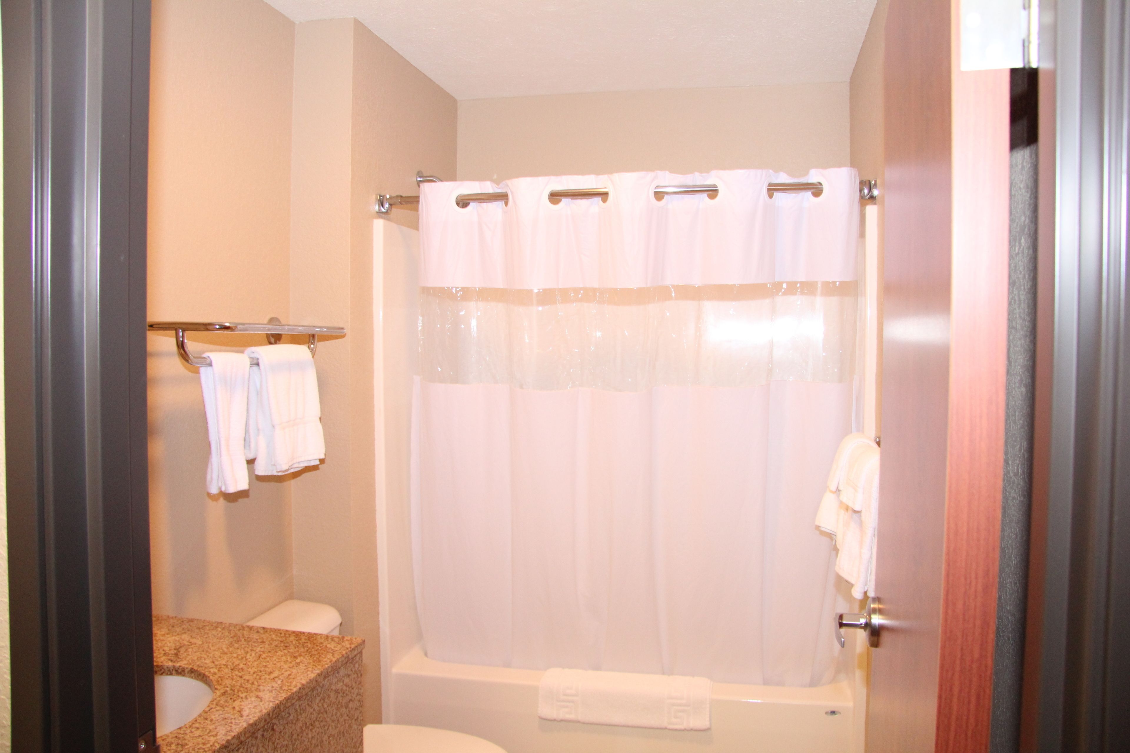 Une salle de bain avec une baignoire, des toilettes et un lavabo.