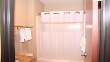 Une salle de bain avec une baignoire, des toilettes et un lavabo.