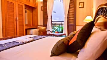 セーフティボックス (室内)、デスク、WiFi (無料)