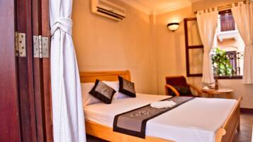 In-room safe, desk, free WiFi