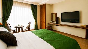 Laptop workspace, blackout curtains, free WiFi, bed sheets