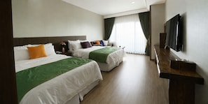 Deluxe Room | Laptop workspace, blackout drapes, free WiFi, bed sheets
