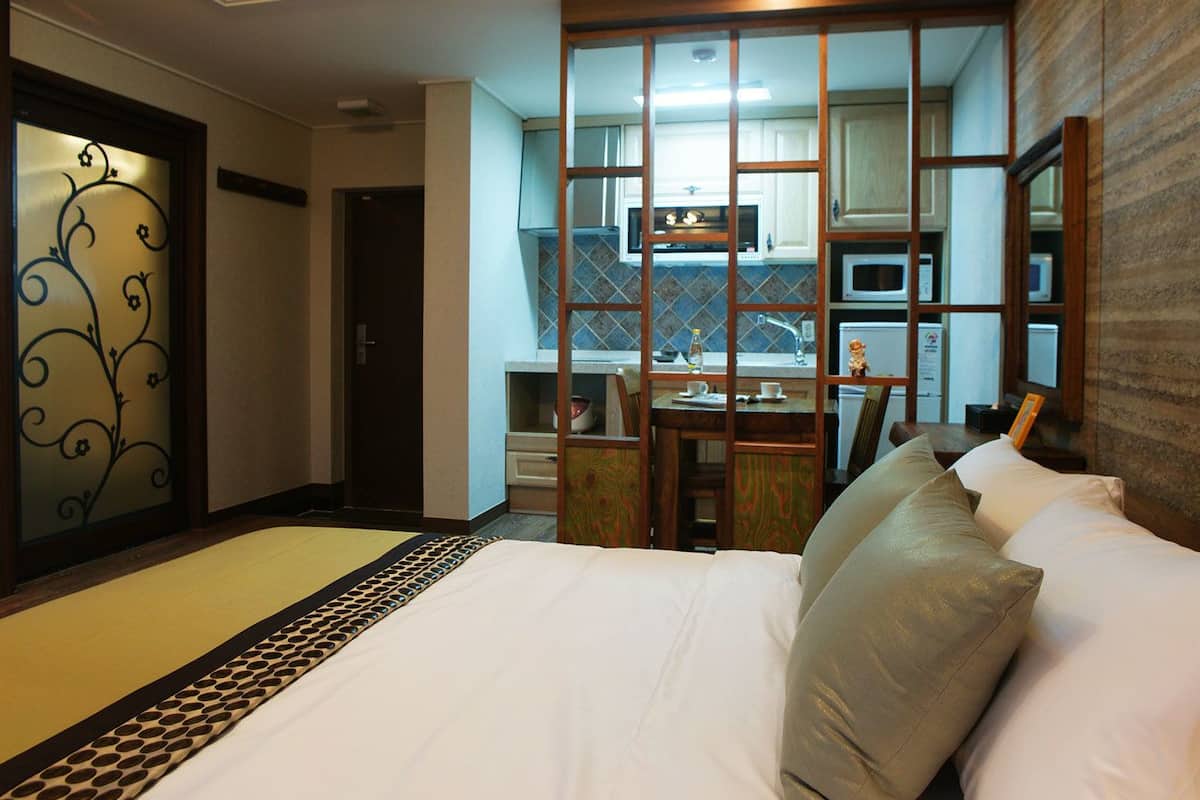 honeymoon double room | private kitchenette | fridge, microwave, rice cooker, cookware/dishes/utensils