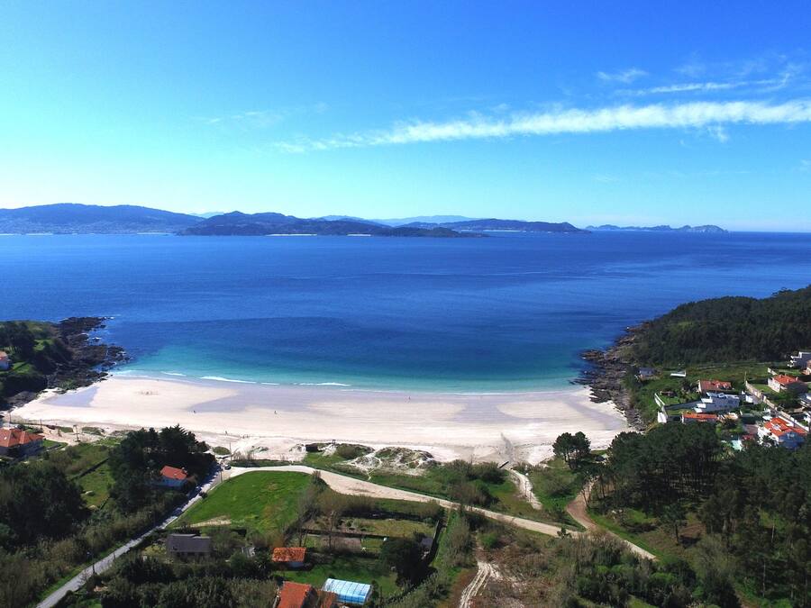 Nær stranden og hvit sand