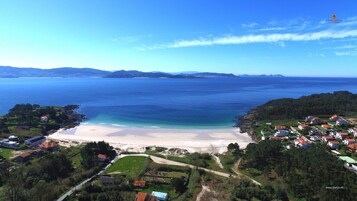 Una playa cerca, arena blanca