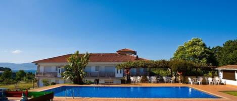 Piscina coperta, piscina stagionale all'aperto, ombrelloni da piscina