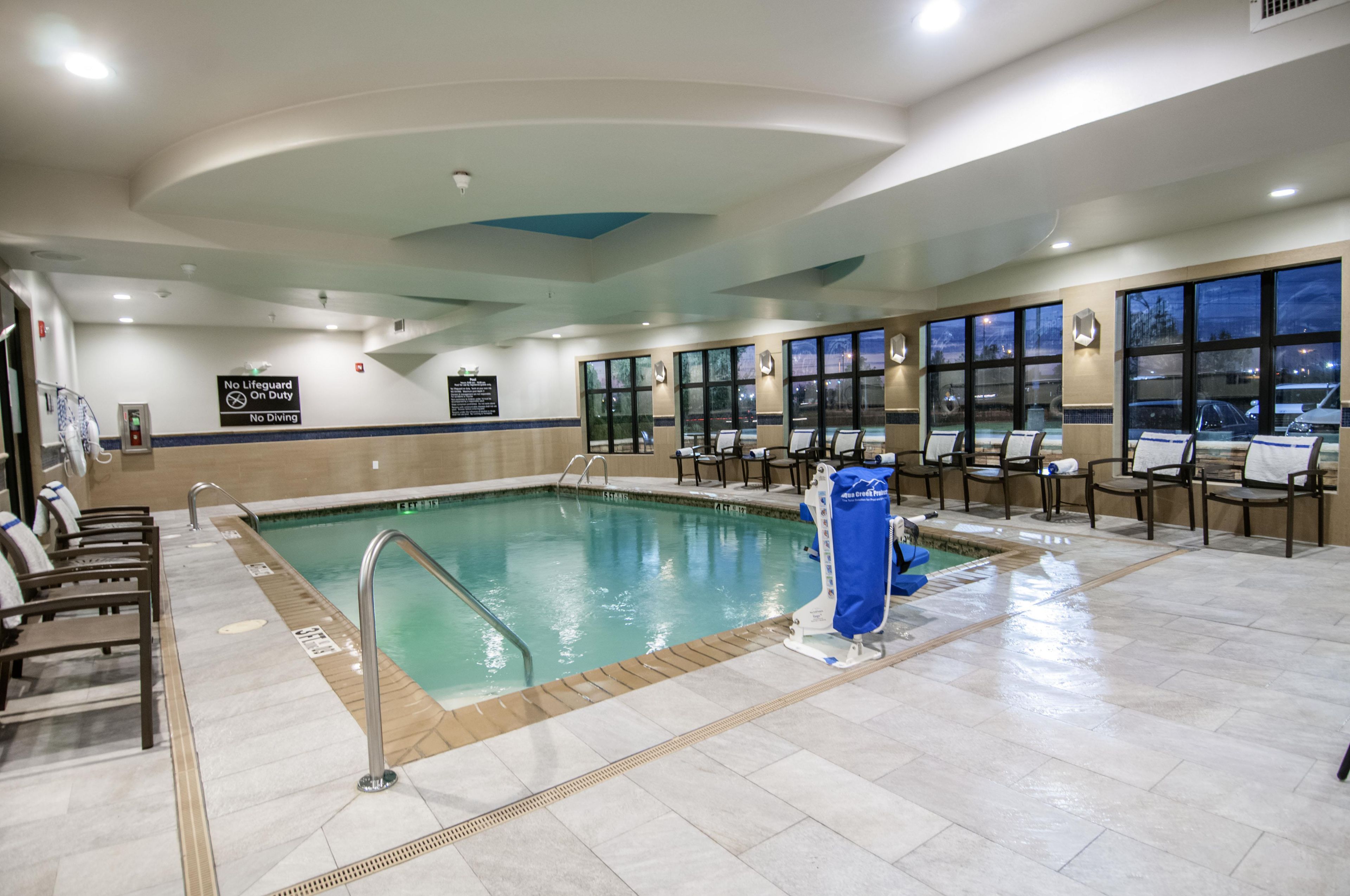 En swimmingpool med en livräddarstol och en skylt som förbjuder dykning.