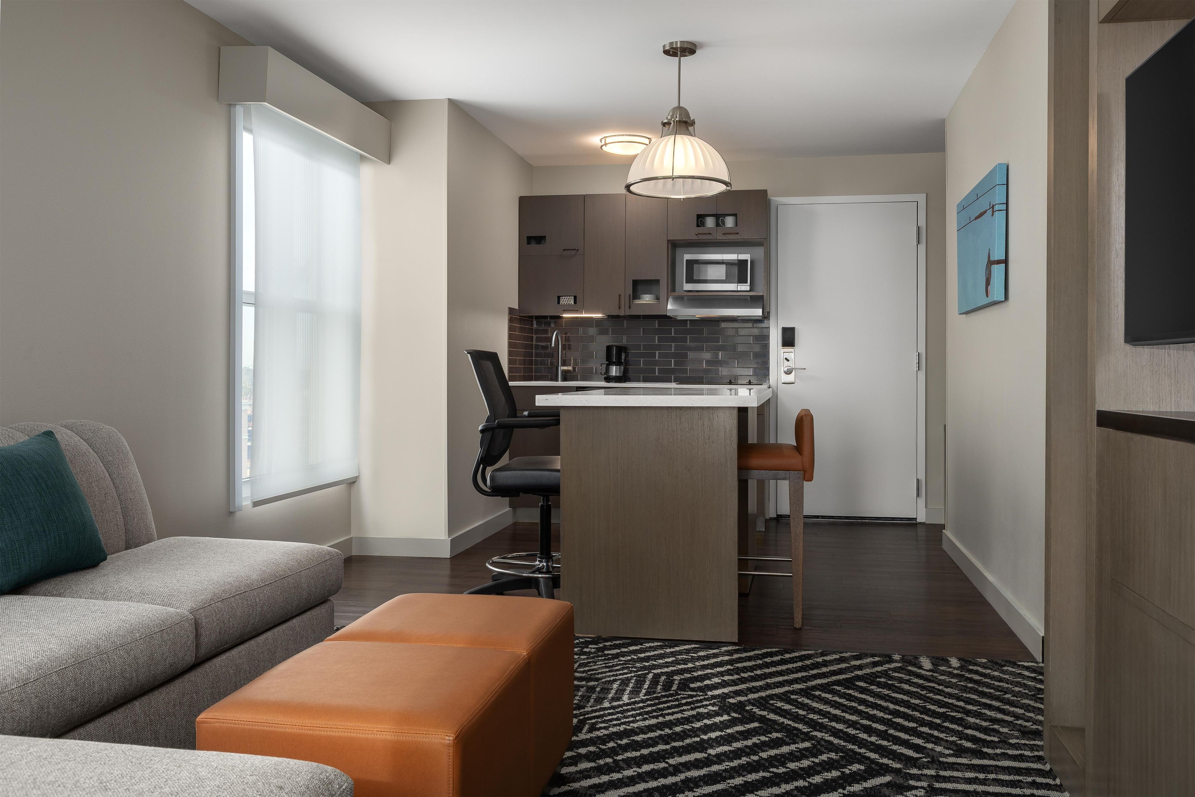 Un appartement moderne comprenant un salon, une cuisine et un coin repas.
