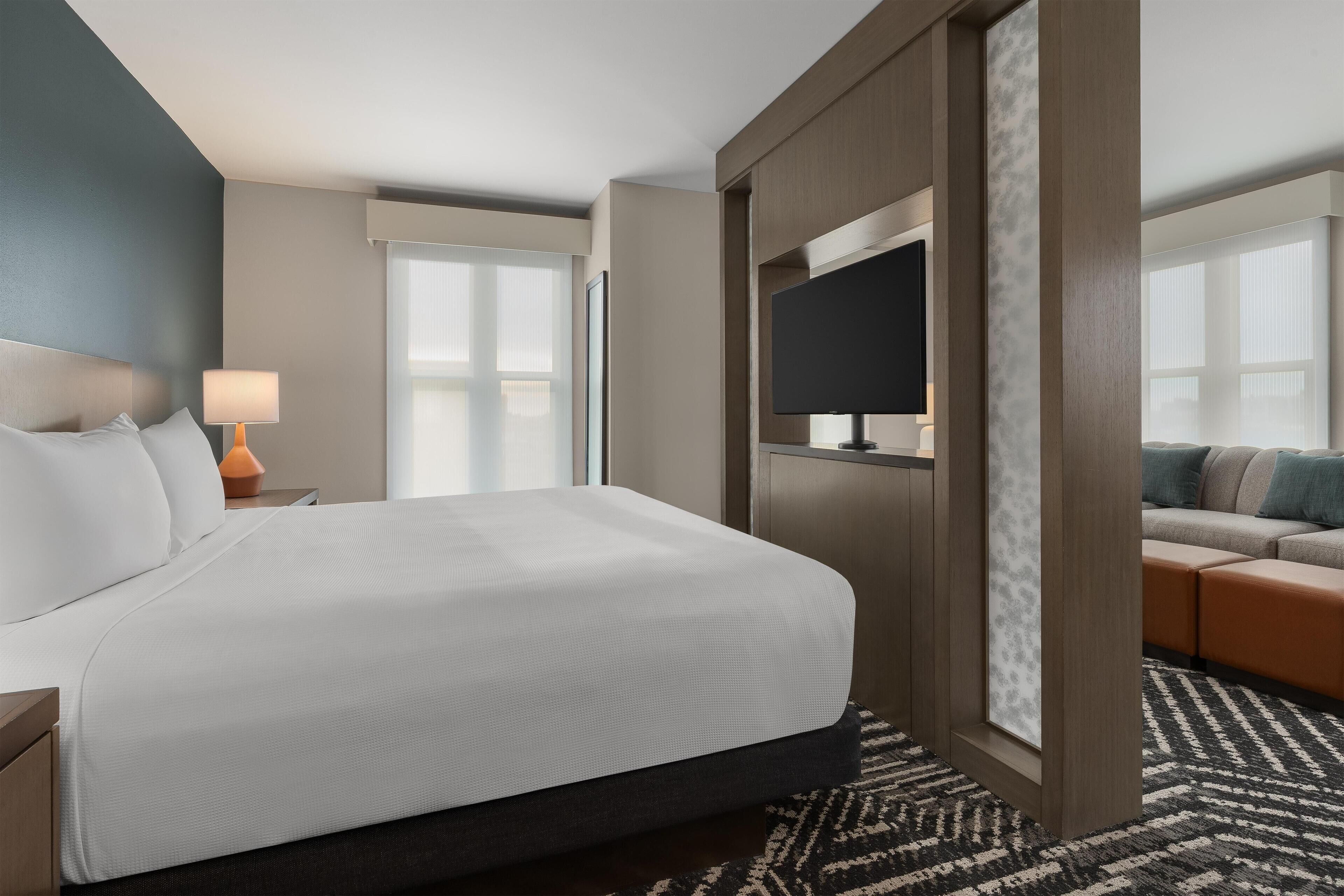 Cubrecamas, colchones con pillow-top y escritorio 