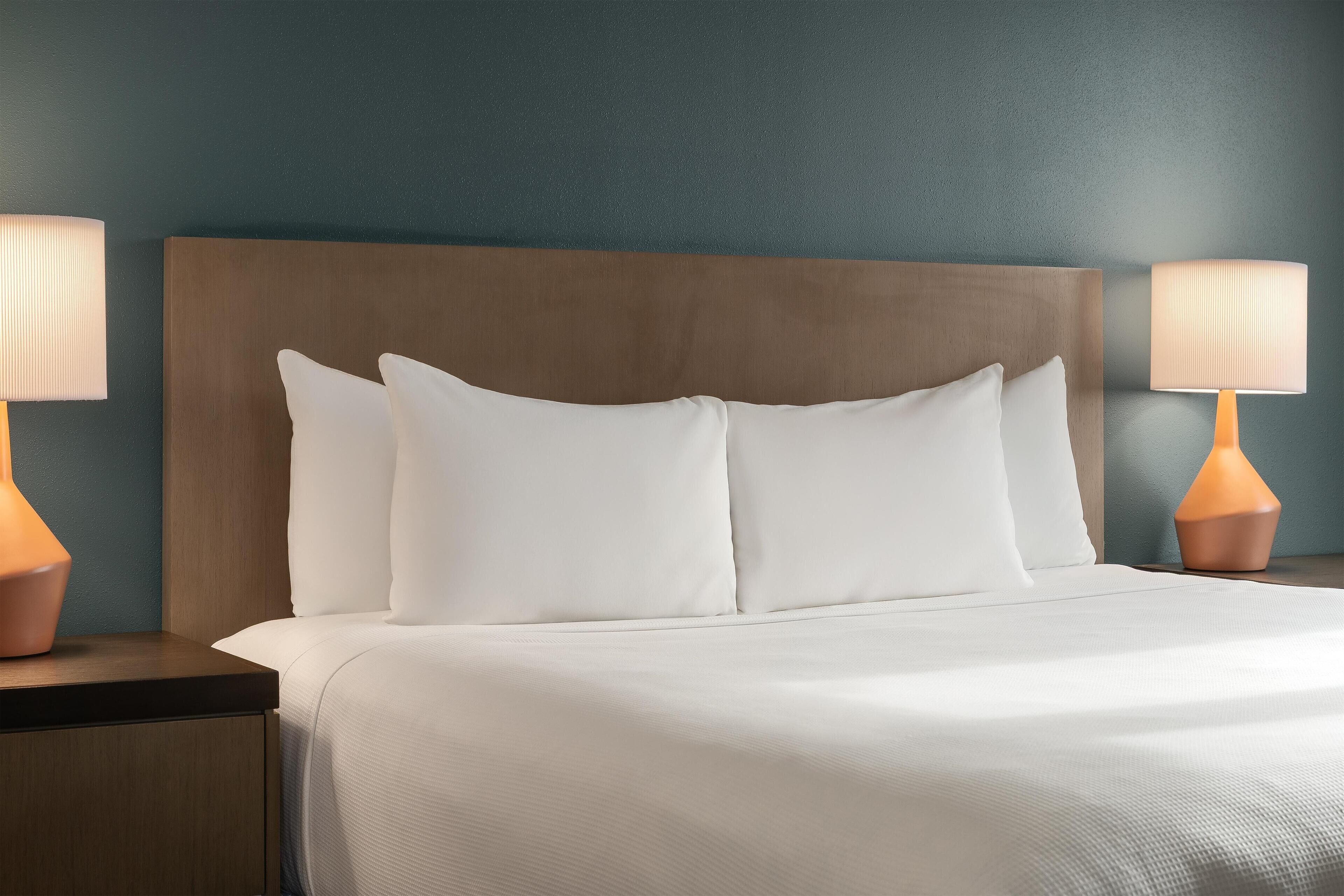 Chăn bông, nệm có lớp đệm bông, bàn, bàn ủi/dụng cụ ủi quần áo 