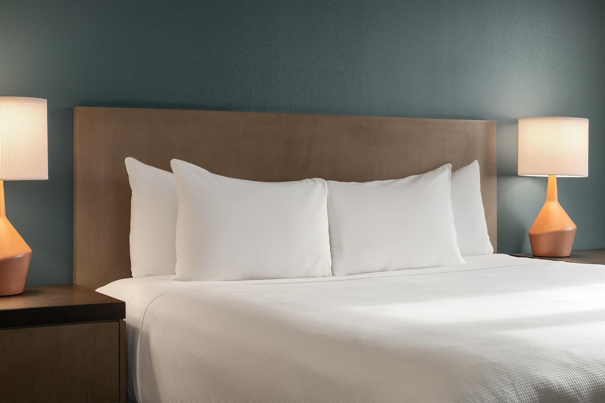 Donsdekens, pillowtop-bedden, een bureau, een strijkplank/strijkijzer