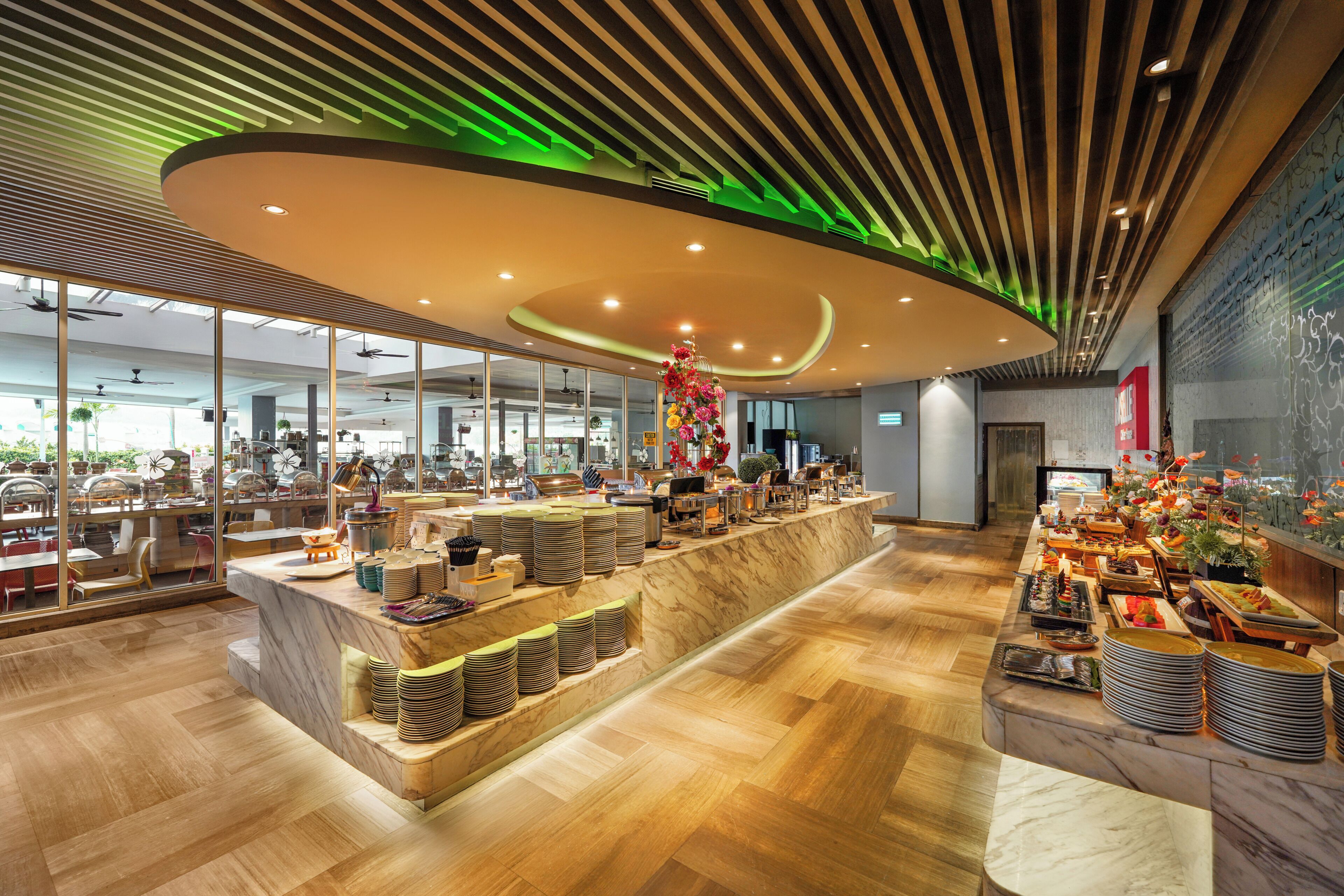 Se ofrece un desayuno bufé (75 MYR por persona)