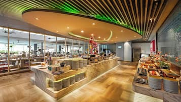 Se ofrece un desayuno bufé (75 MYR por persona)