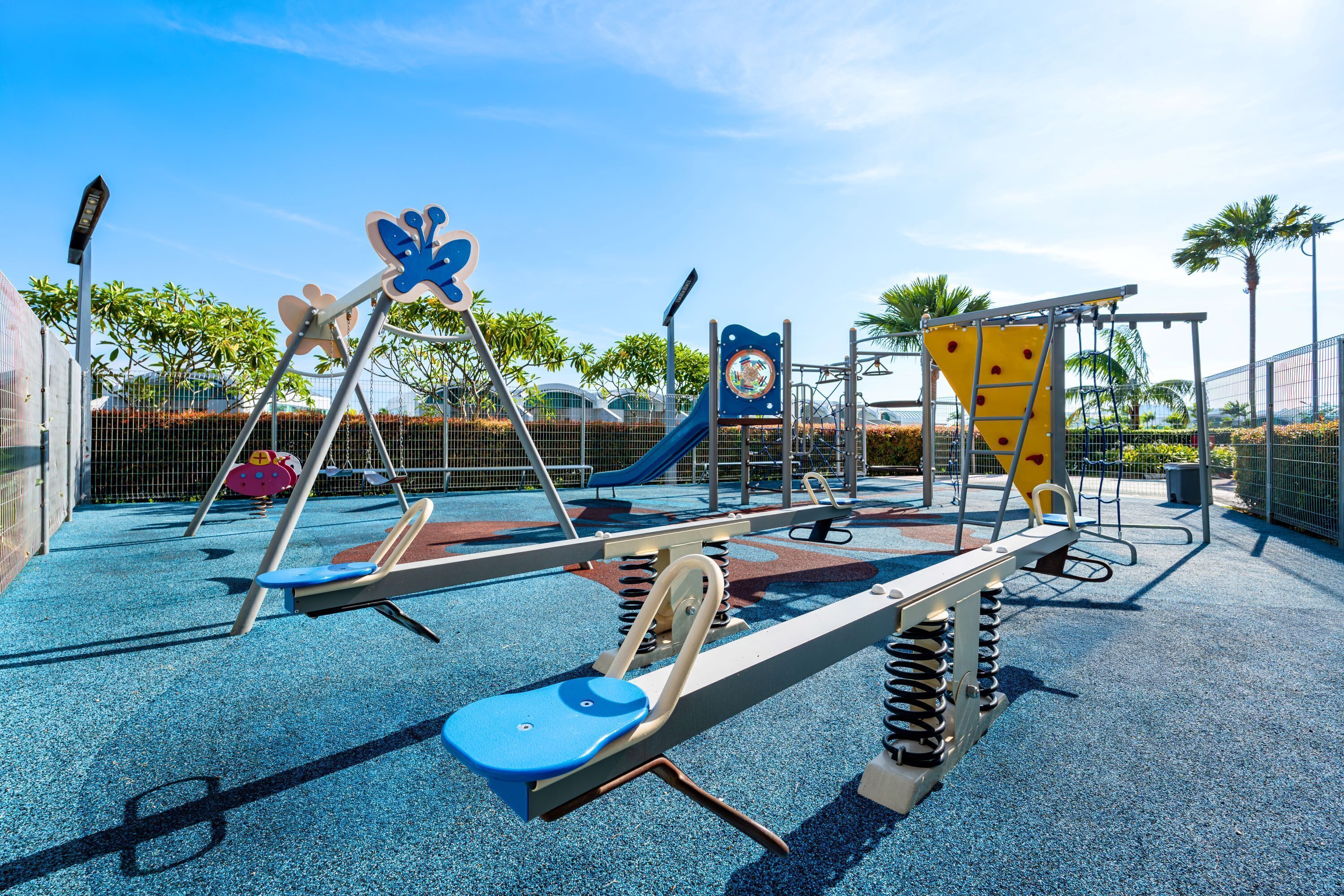 Un parque infantil con columpios, toboganes y estructuras para escalar.