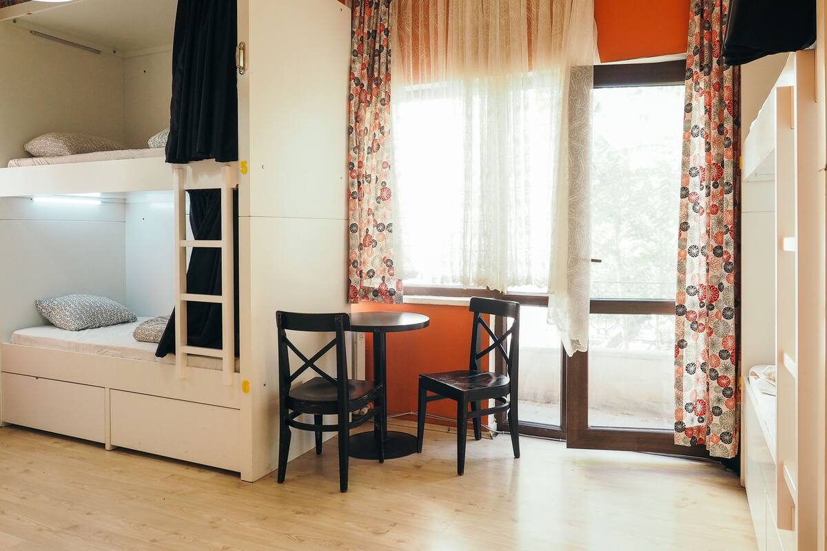 Shared Dormitory (6 Beds Female-Male Mixed Dorm) | 客房内保险箱、免费 WiFi